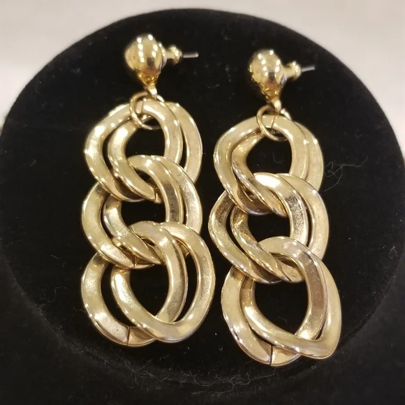 Luxurious Gold-Tone Necklace and Earring Set - Picture 2 of 4